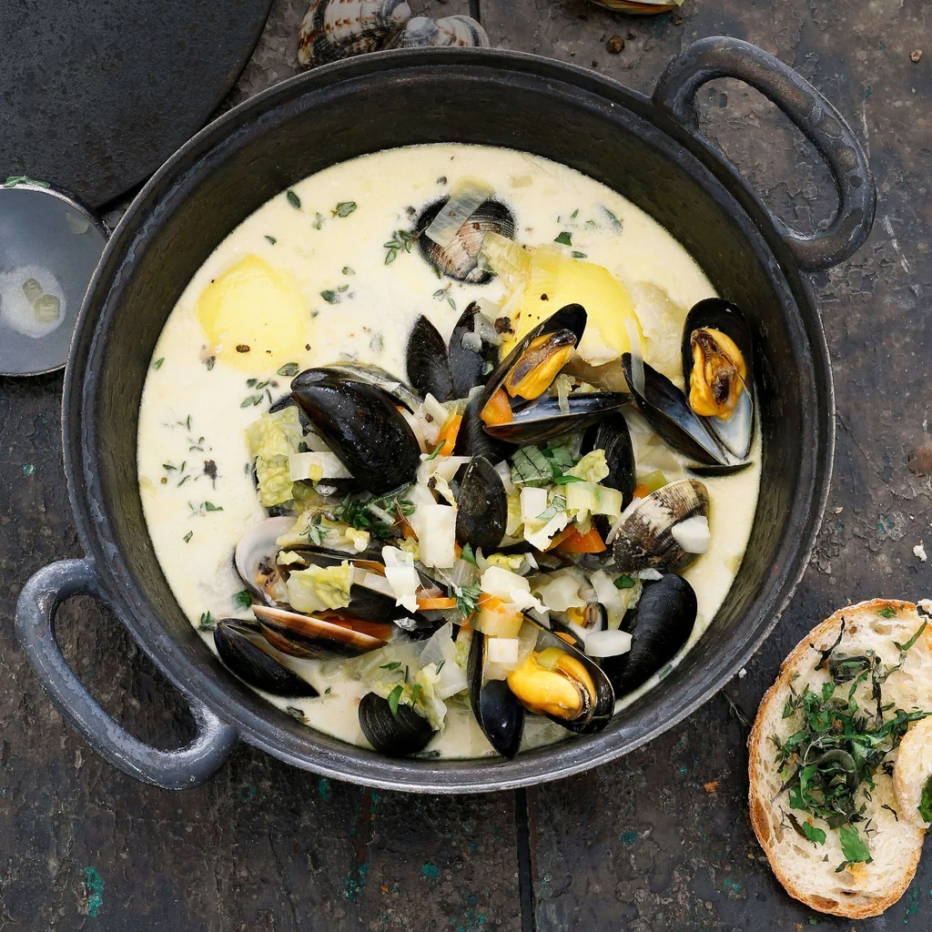 Soupe de coquillages avec pain au gin et aux herbes