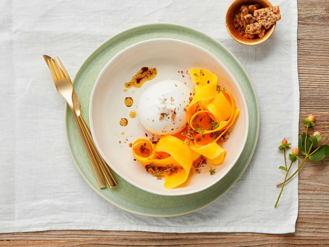 Kürbis mit Knäckebrot und Burrata