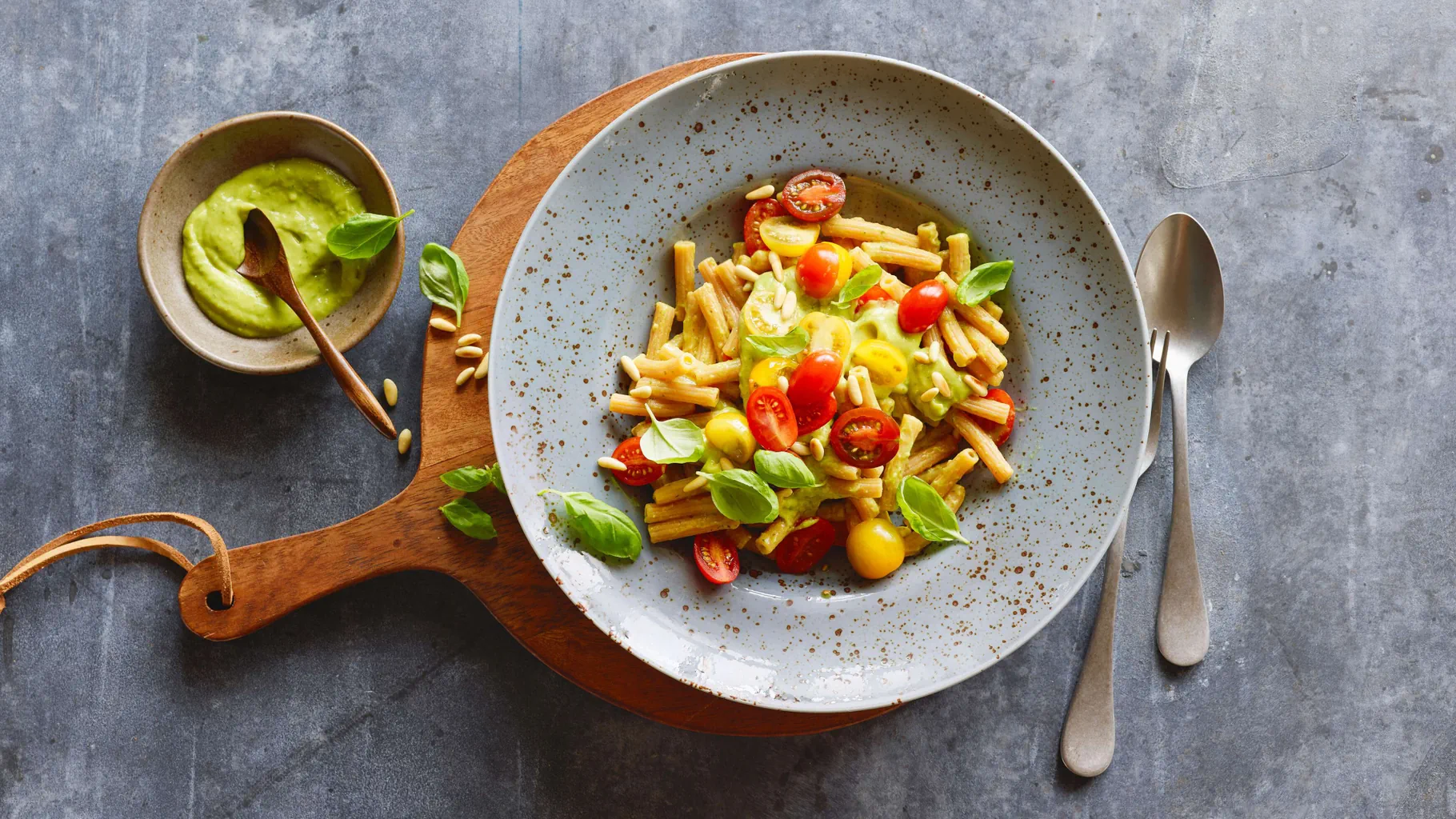 Rote-Linsen-Pasta mit Avocadocreme