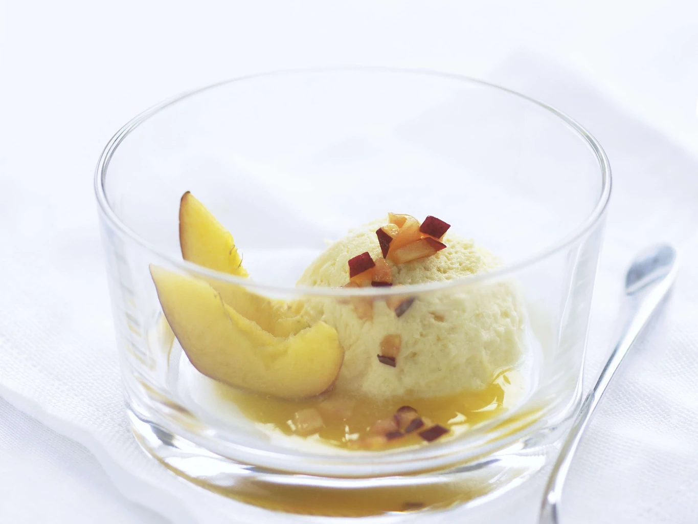 Mousse di yogurt alla pesca e frutti della passione