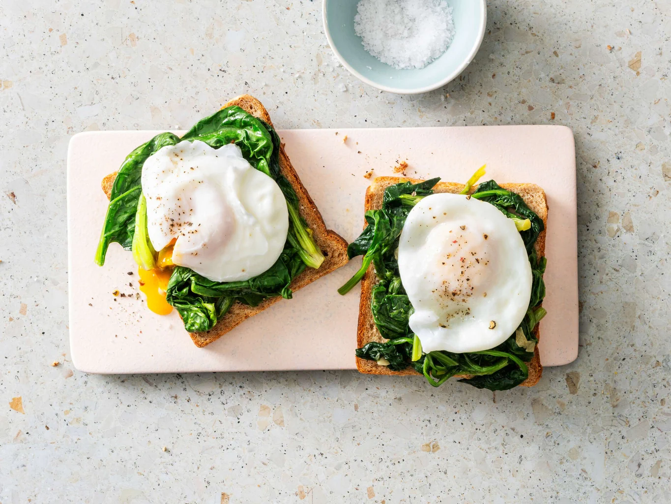 Pochiertes Ei auf Spinattoast