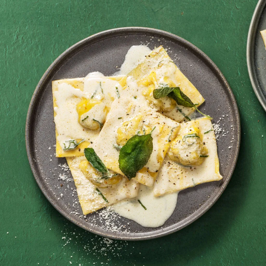 Ravioli allo zafferano con farcia di porcini al burro e salvia