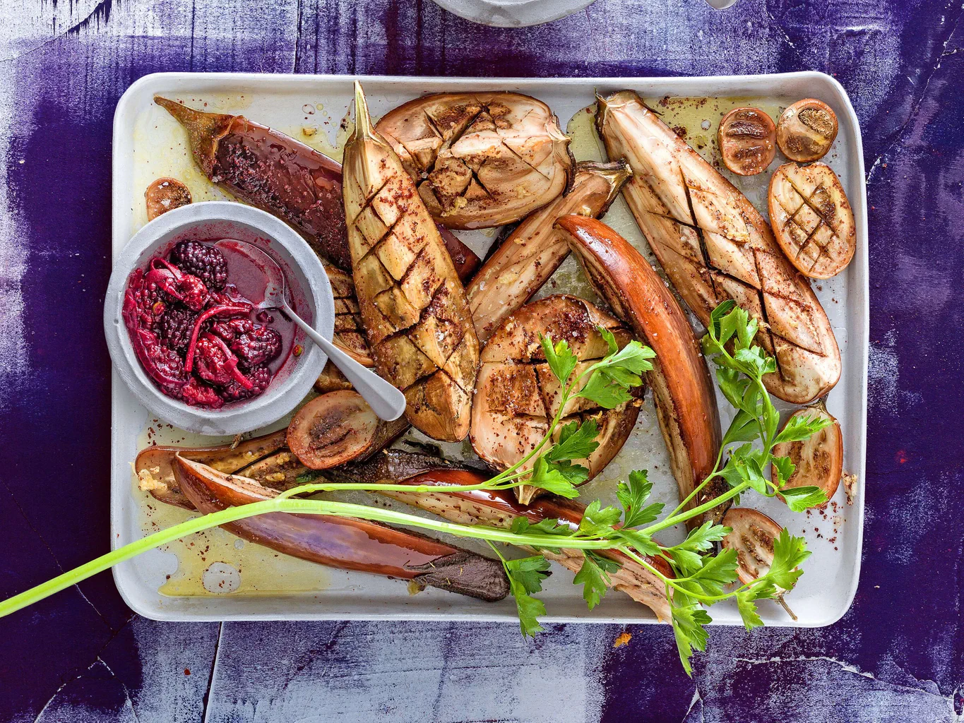 Auberginen vom Blech mit Brombeer-Chutney