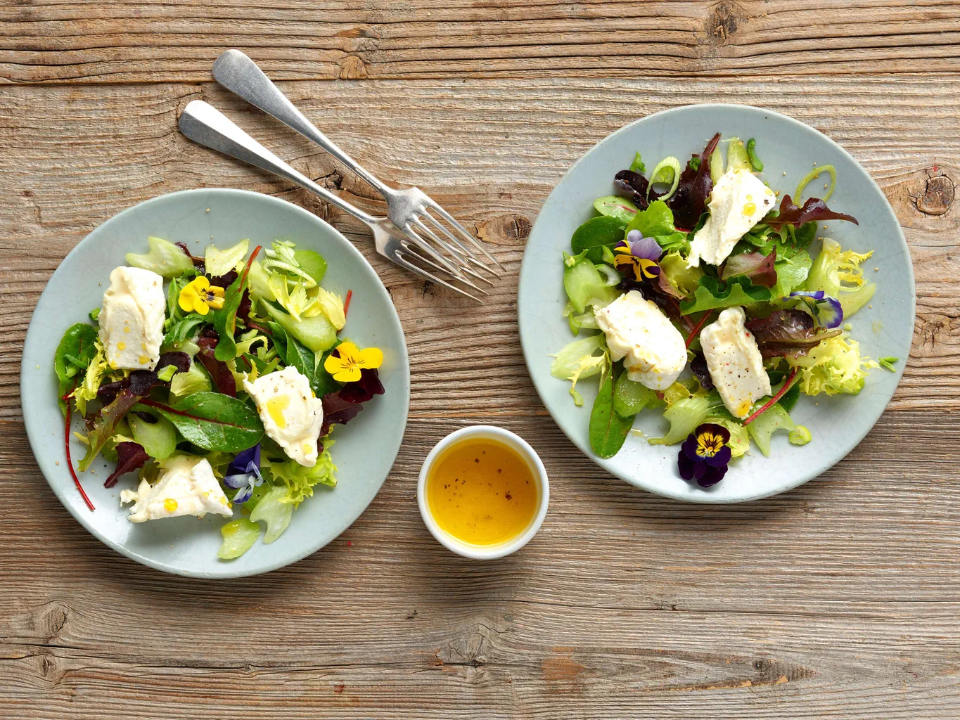 Insalata primaverile con formaggio cremoso e sedano