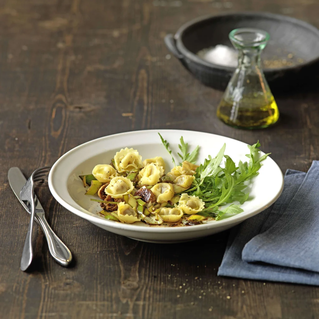 Lauwarme Tortellini mit Lauchsalat