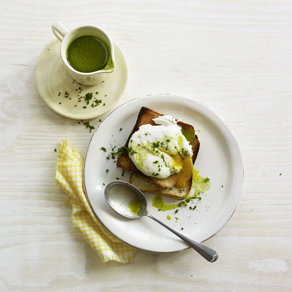 Œuf poché sur toast et huile aux herbes