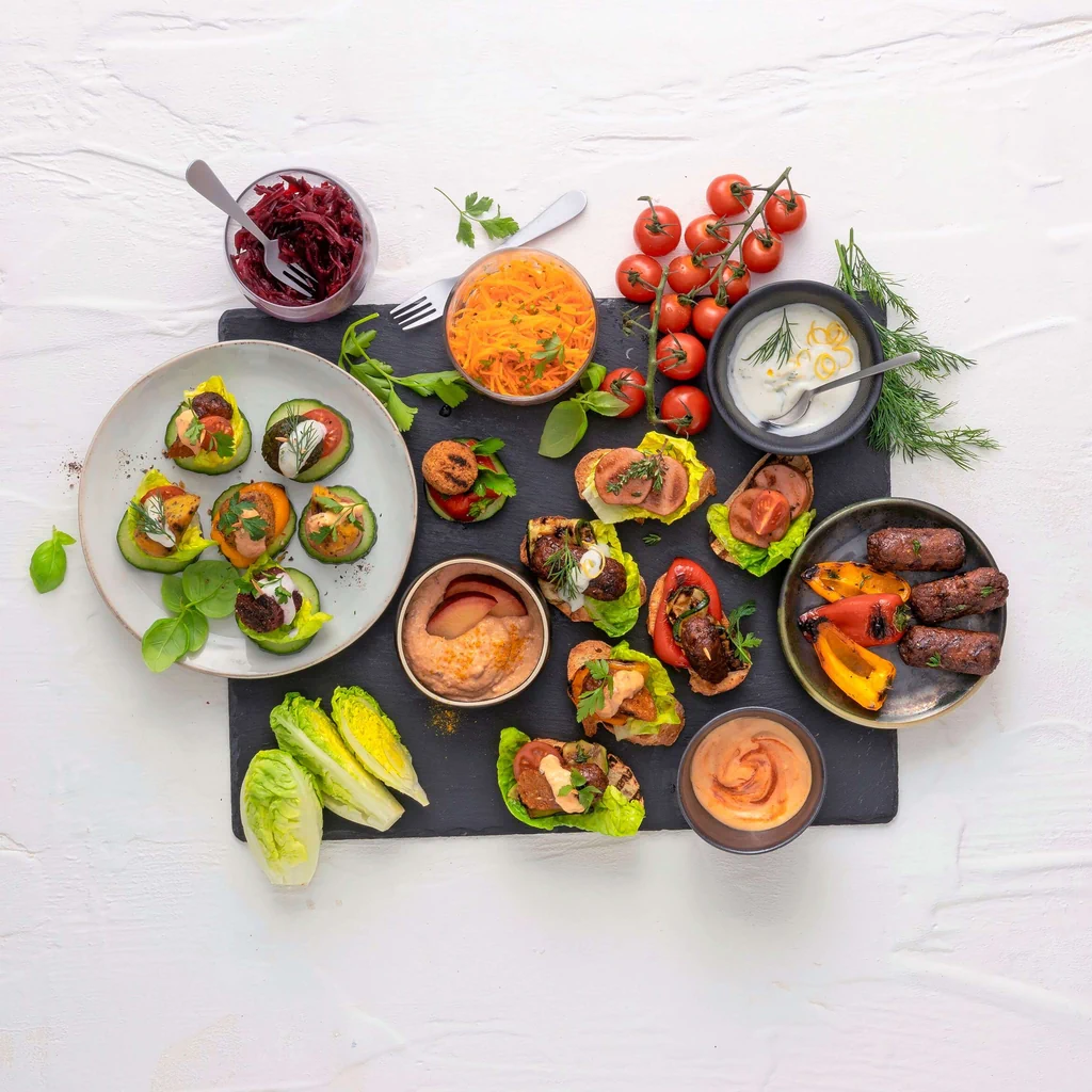 Plateau apéritif de pinchos végans préparés sur le gril