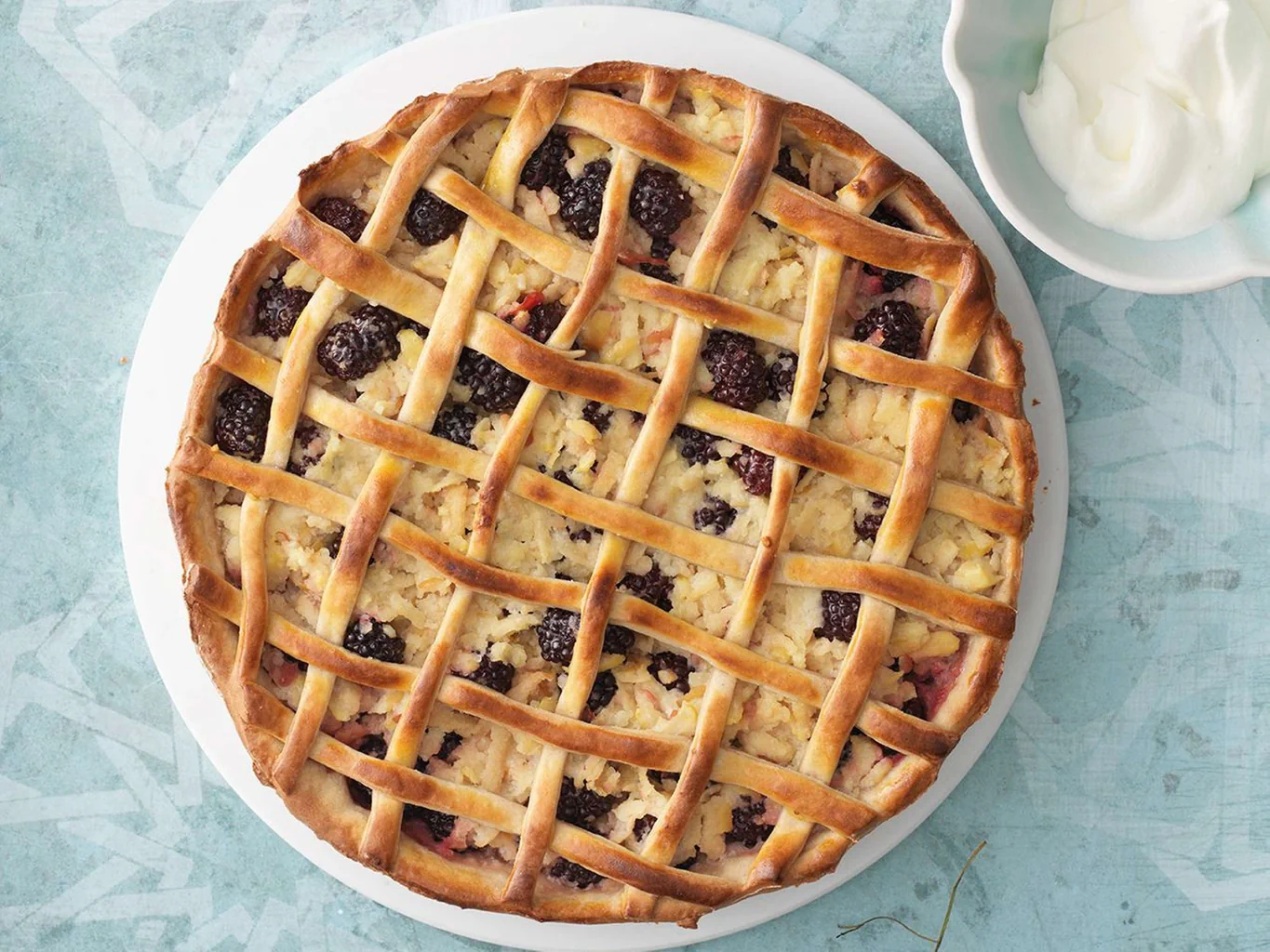 Hefewähe mit Äpfeln und Brombeeren