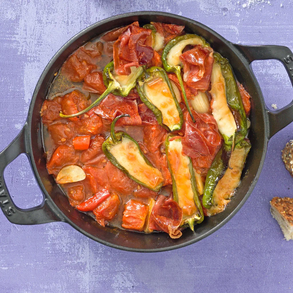 Pimientos au fromage avec sauce tomate relevée