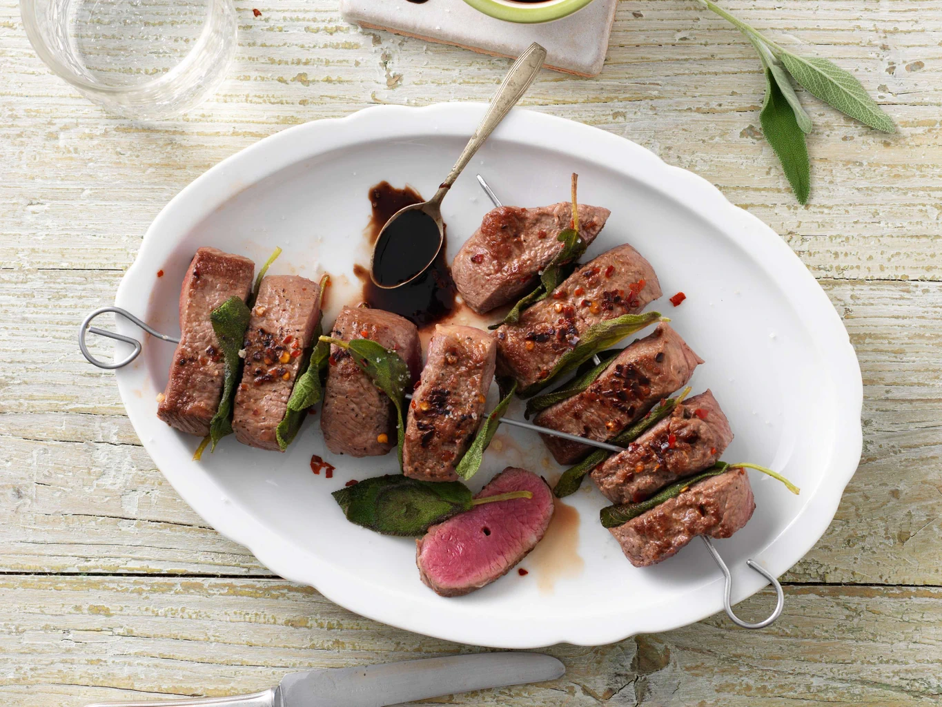 Spiedini d’agnello piccanti con salsa al balsamico