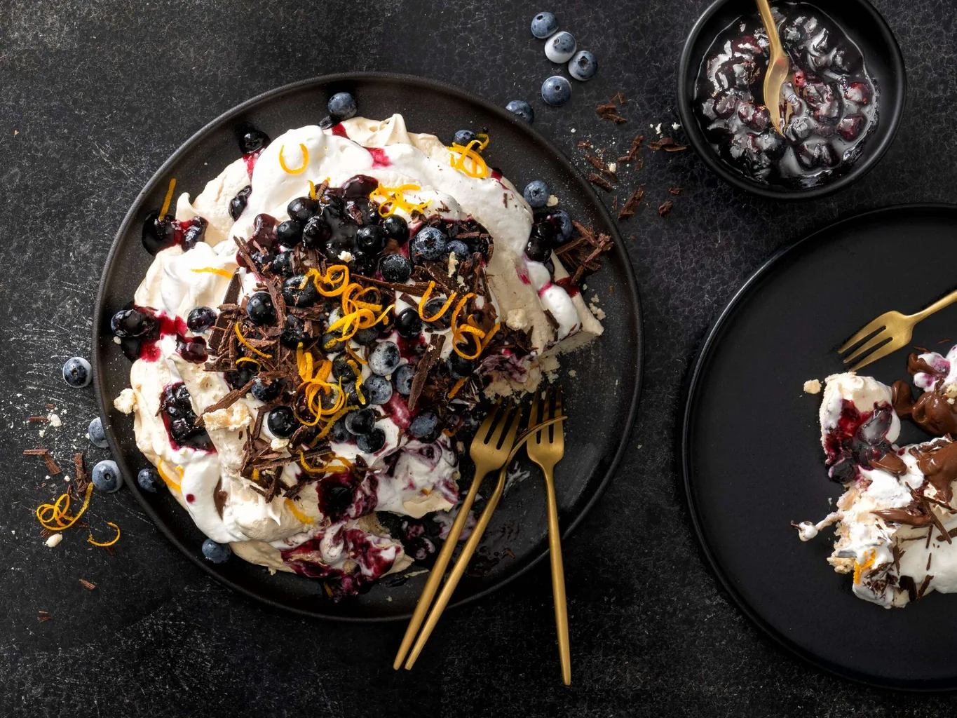 Vegane Pavlova mit Beeren