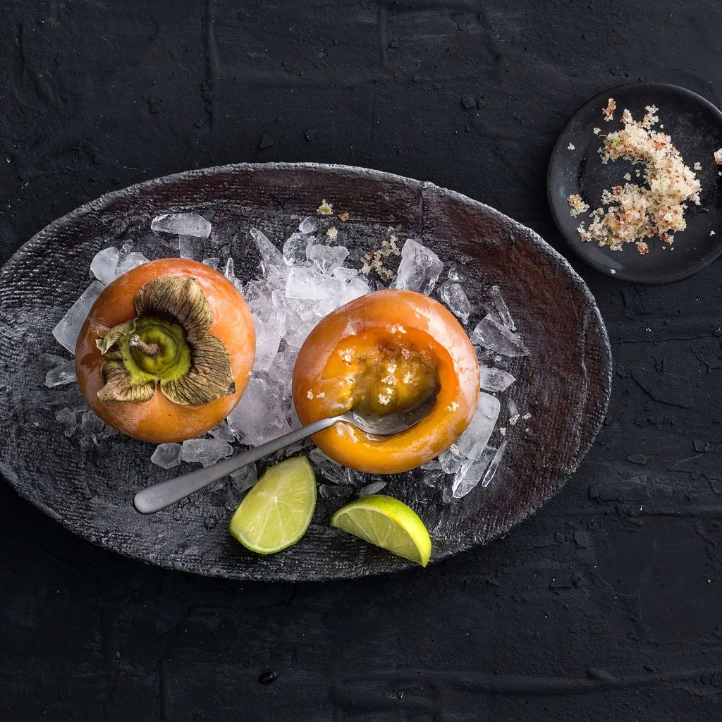 Geeiste Kaki mit Chili-Zucker