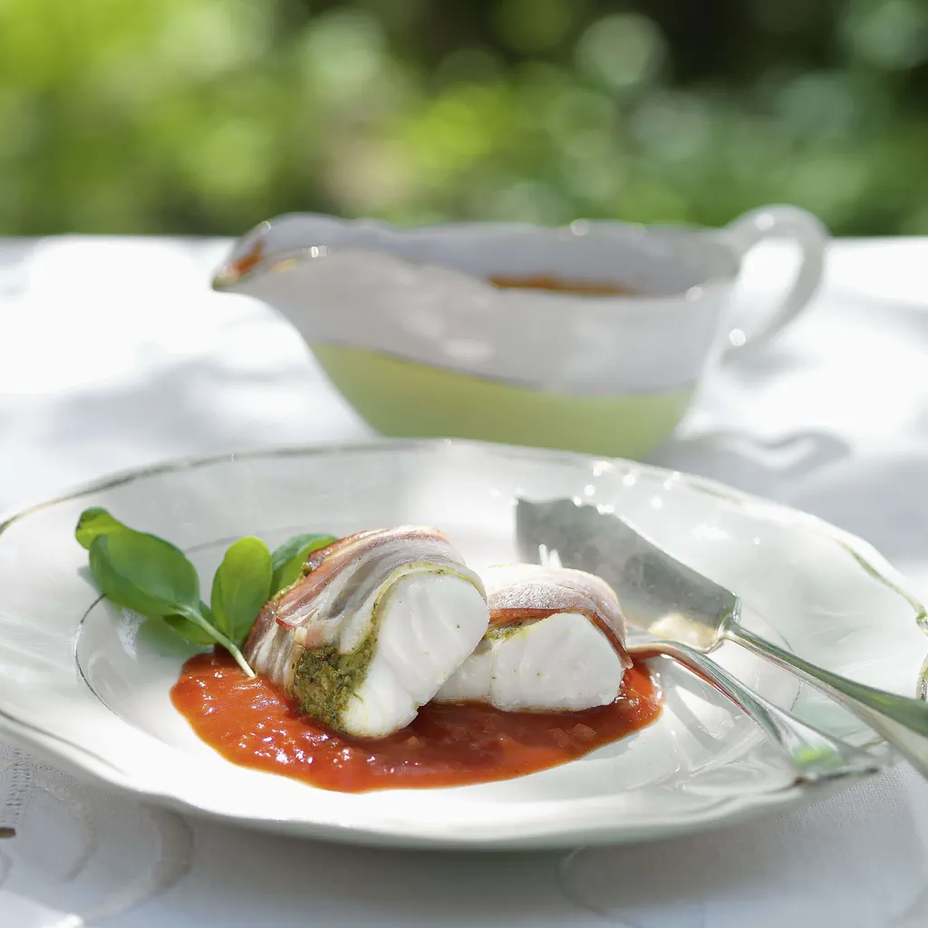 Kabeljaurückenfilet im Speckmantel mit Tomatensauce