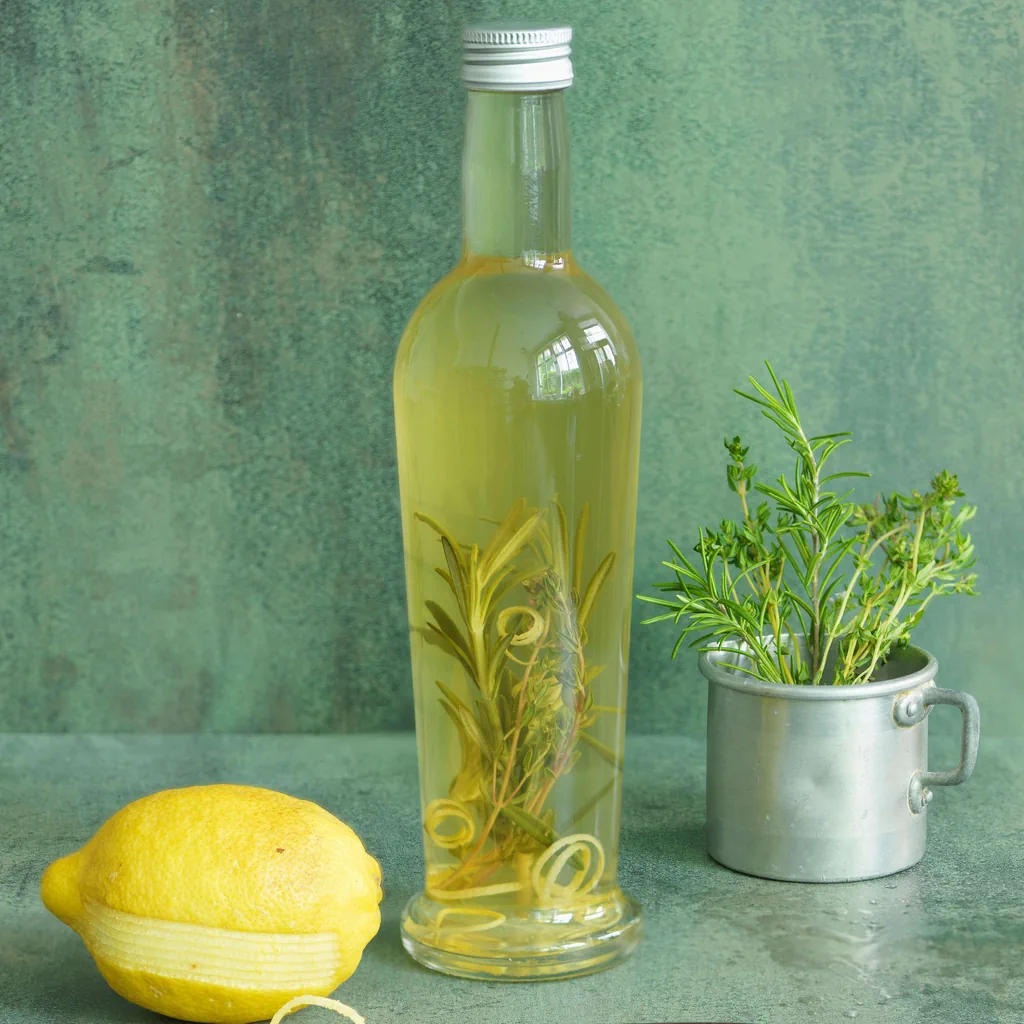 Vinaigre aux herbes avec zestes de citron