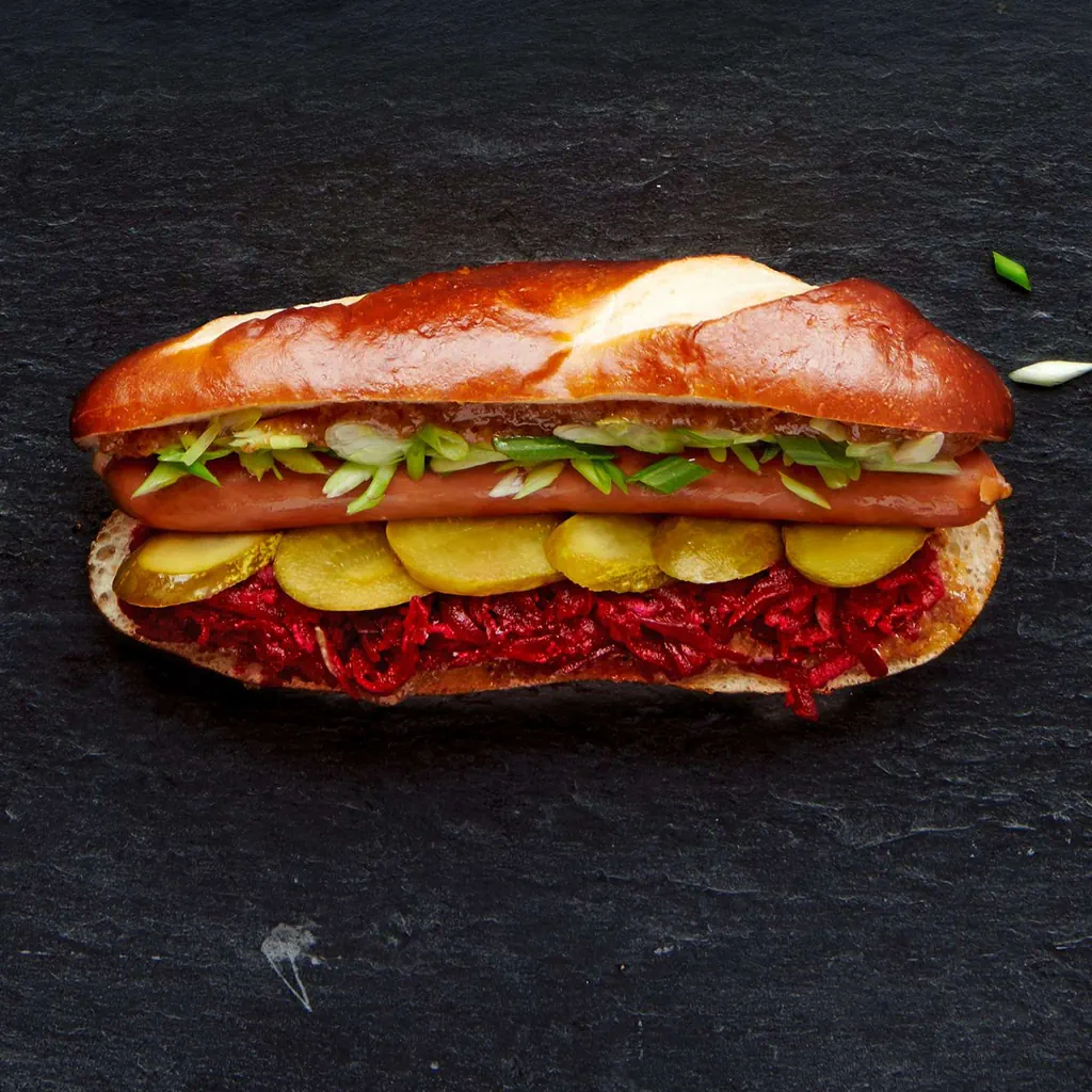 Hot dog con barbabietola e rafano