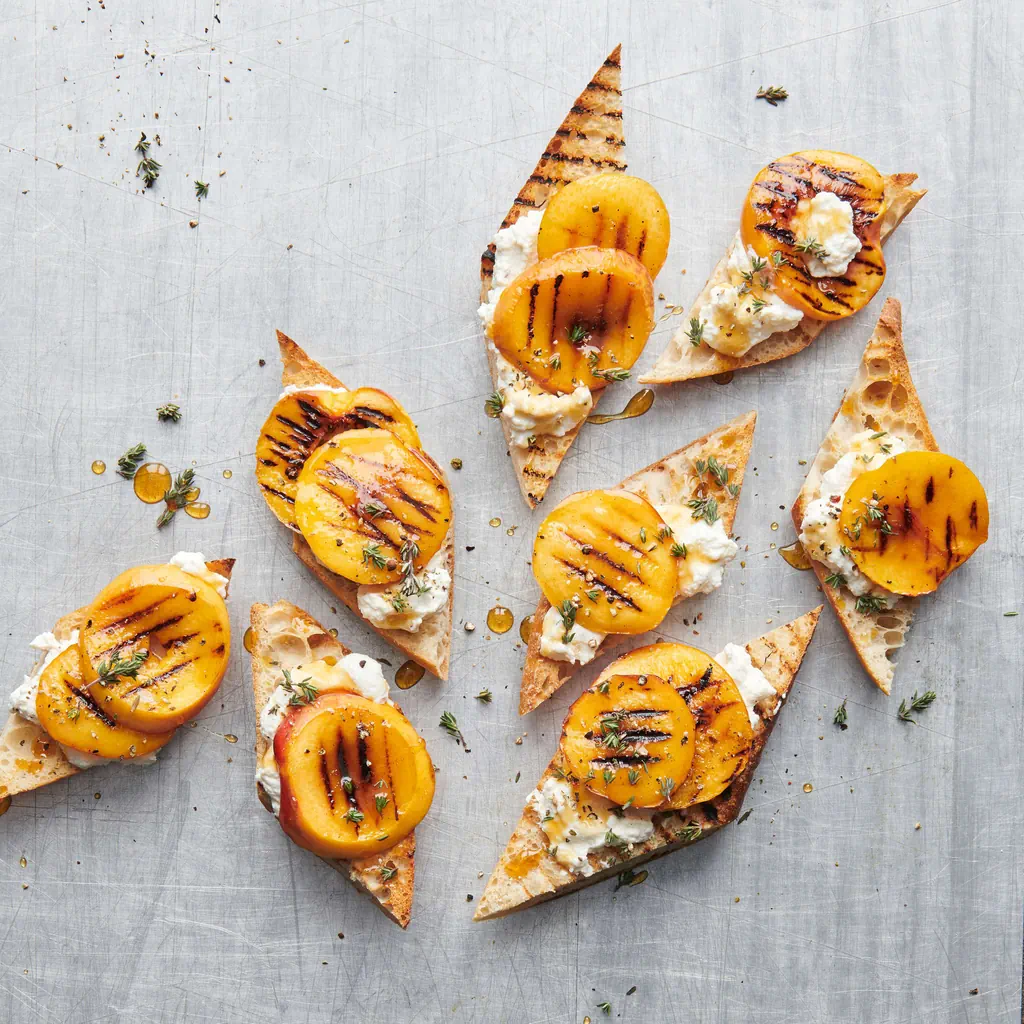 Crostini con nettarine grigliate