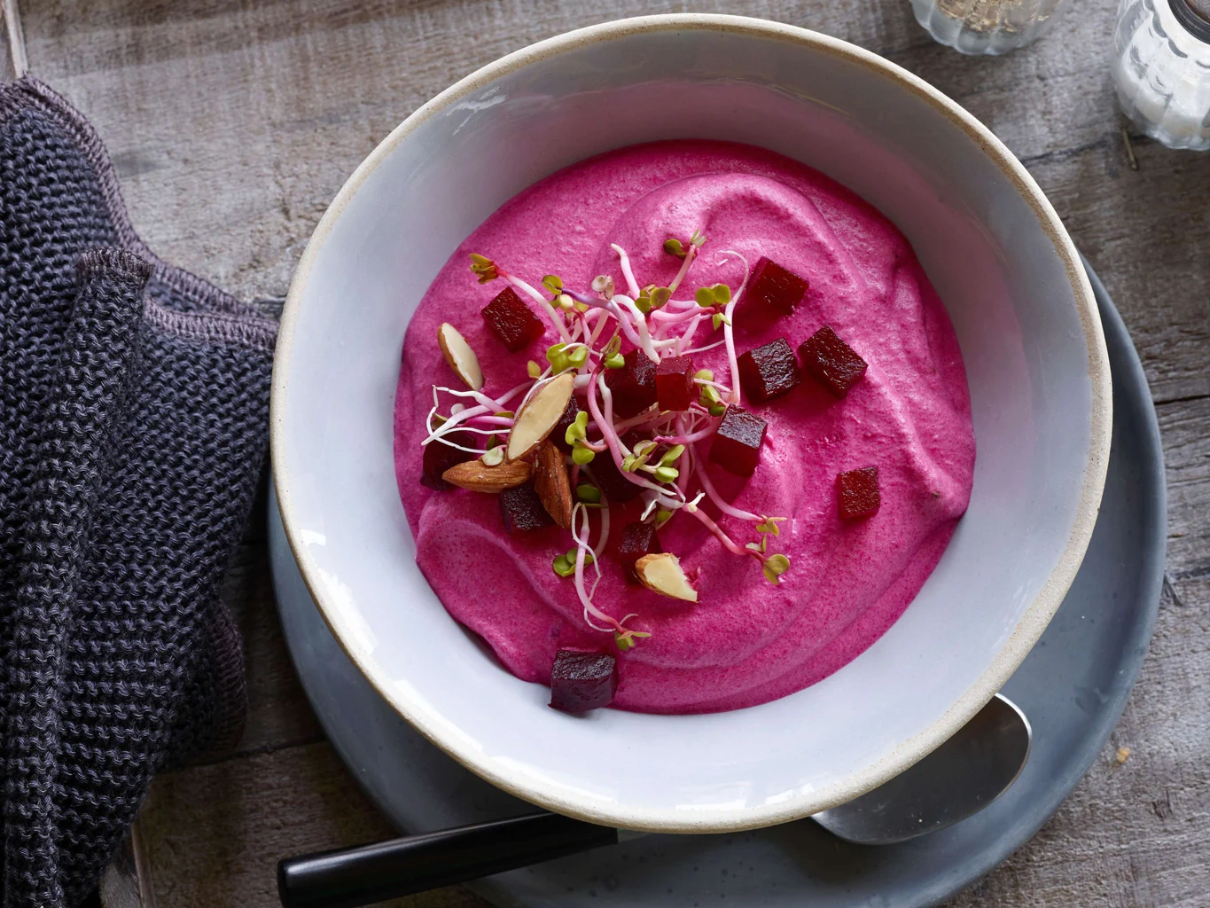 Mousse de betteraves rouges avec pousses et amandes fumées