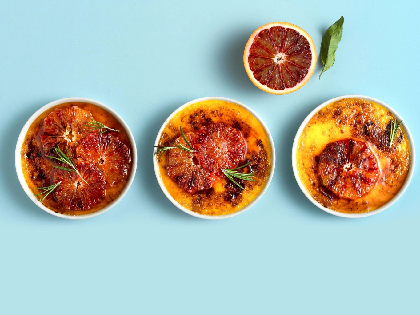 Crème brûlée au romarin avec orange sanguine