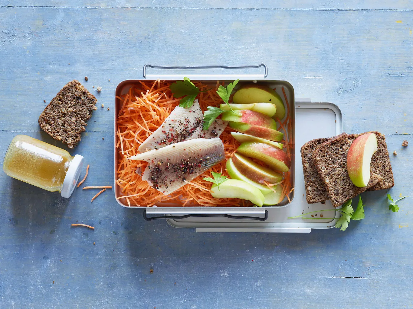 Karotten-Apfel-Salat mit Räucherforelle