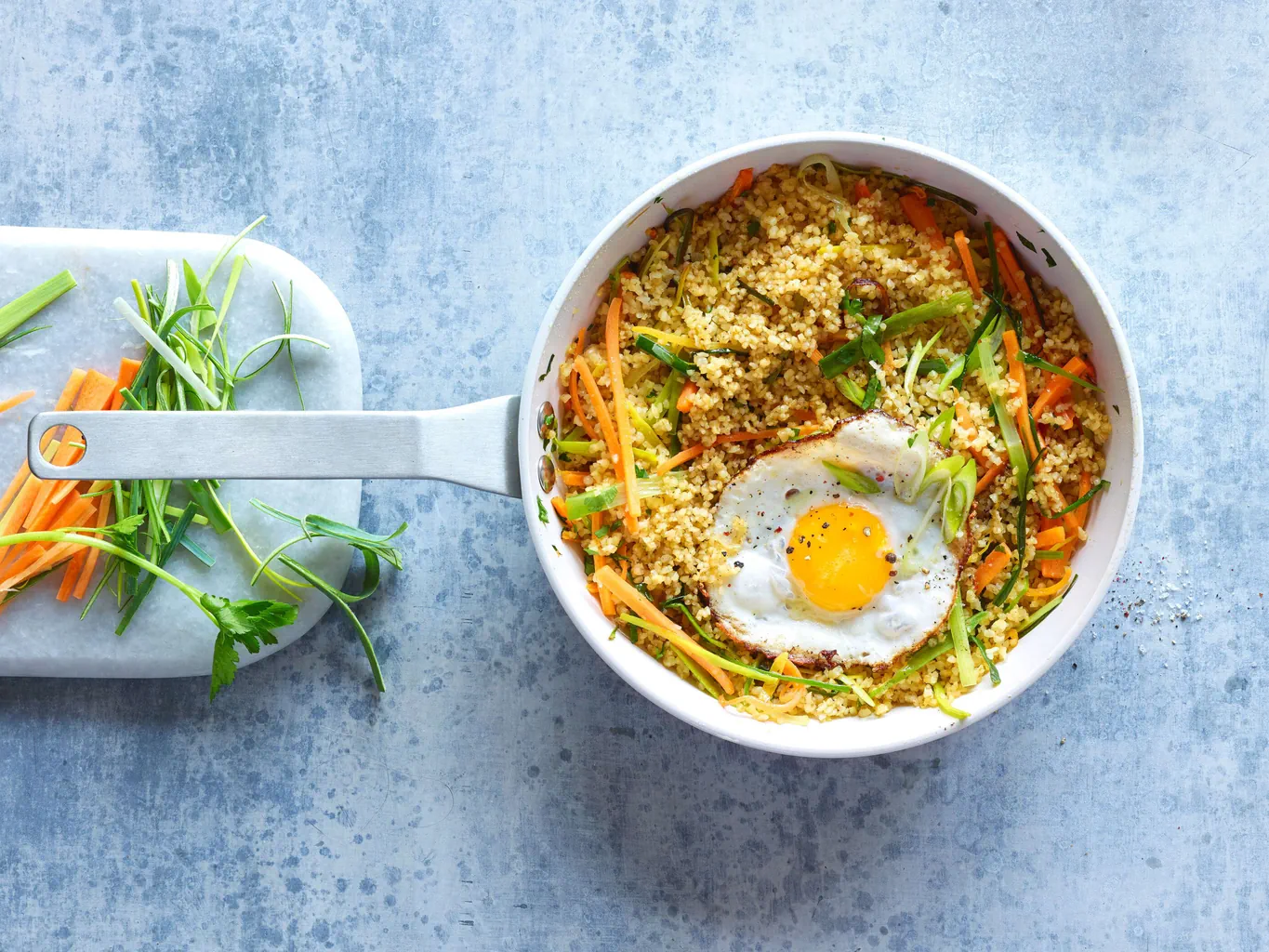 Boulgour frit avec œuf au plat