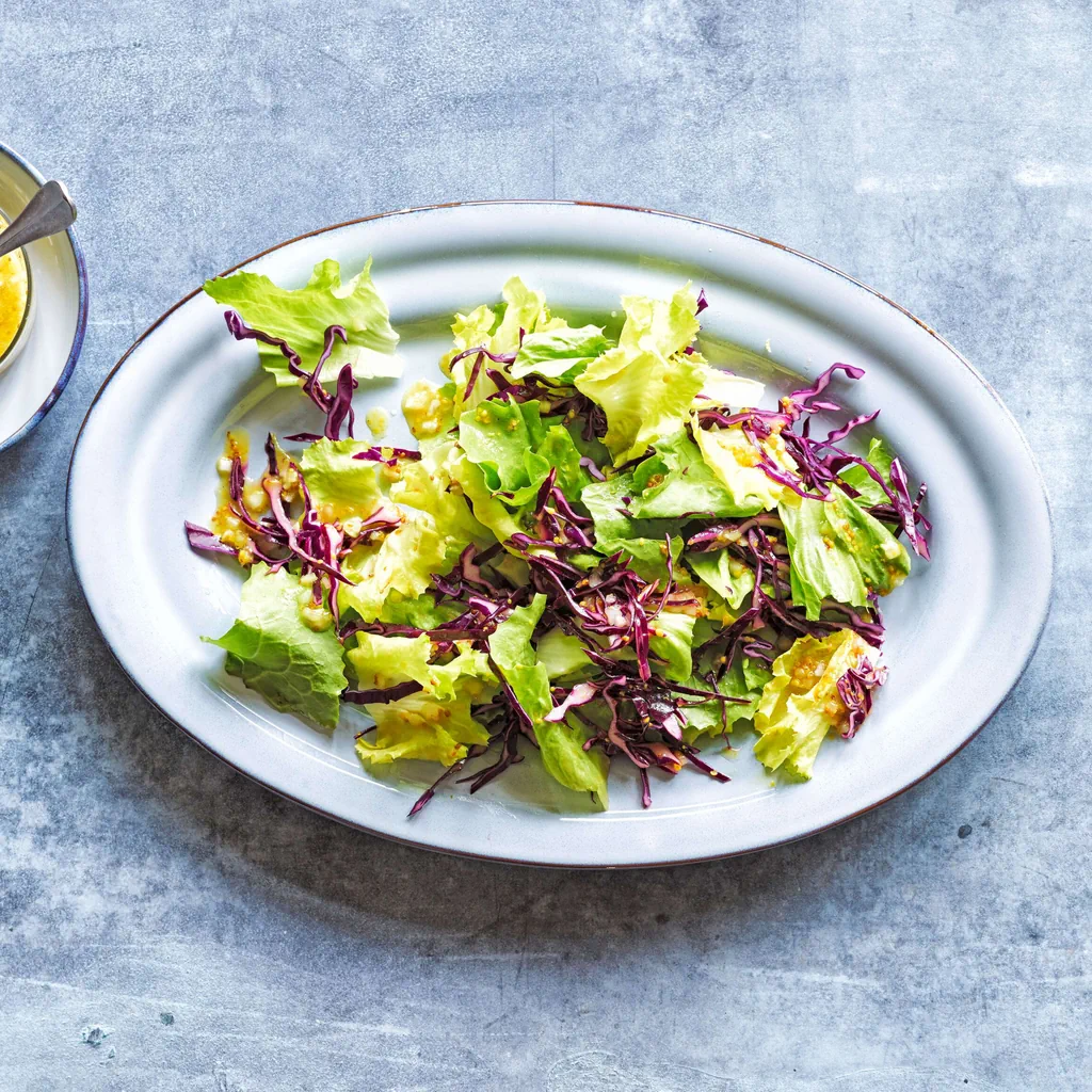Salat an Honig-Senf-Sauce