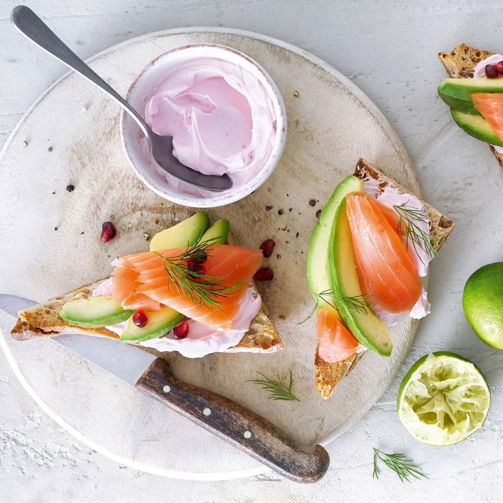 Tartine di avocado e salmone con formaggio fresco rosa 