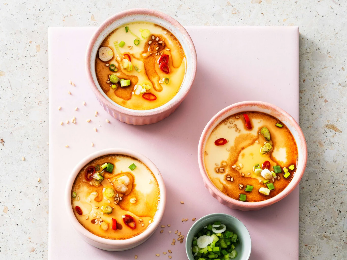 Eierflan mit Sesam