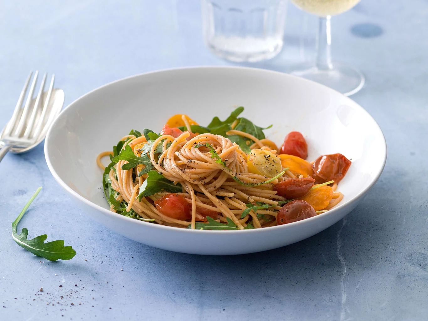 Spaghetti de lentilles avec tomates et roquette