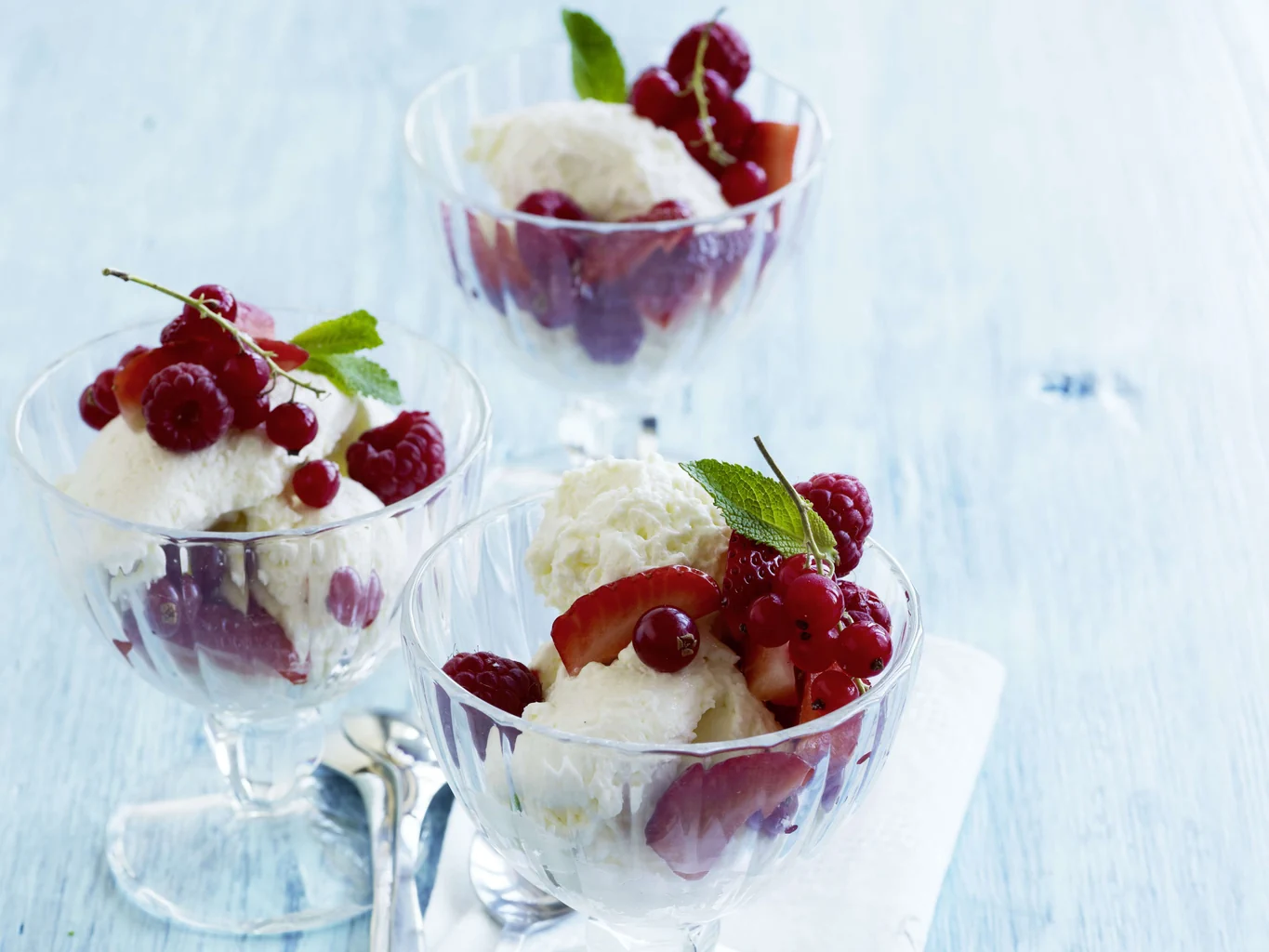 Laktosefreies Crème-fraîche-Mousse mit Sommerbeeren