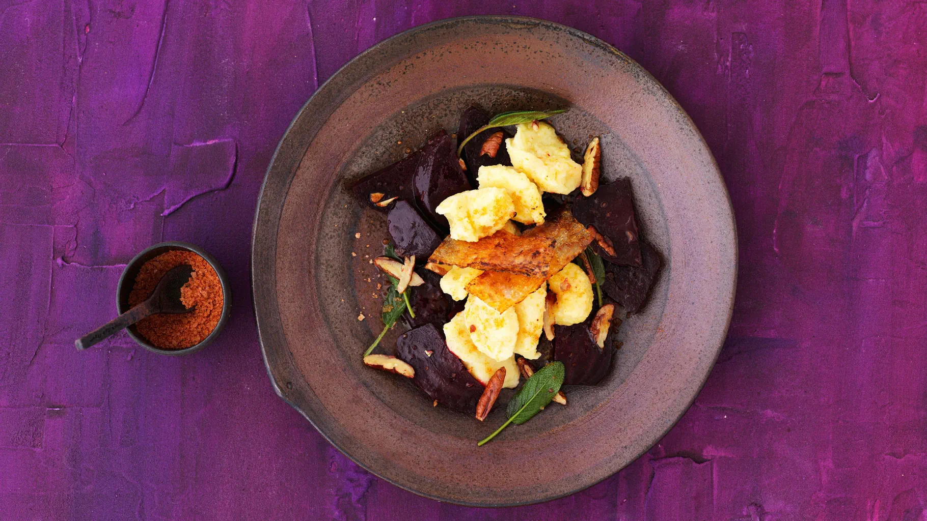 Chnöpfli ohne Ei mit Paprika-Randen