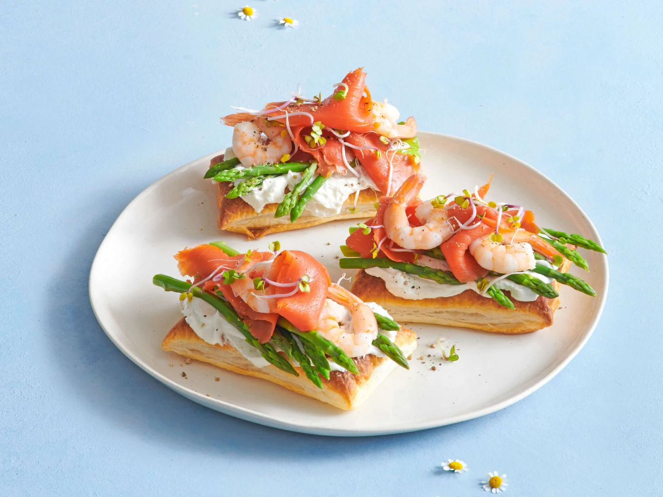 Feuilleté con asparagi, salmone e gamberetti
