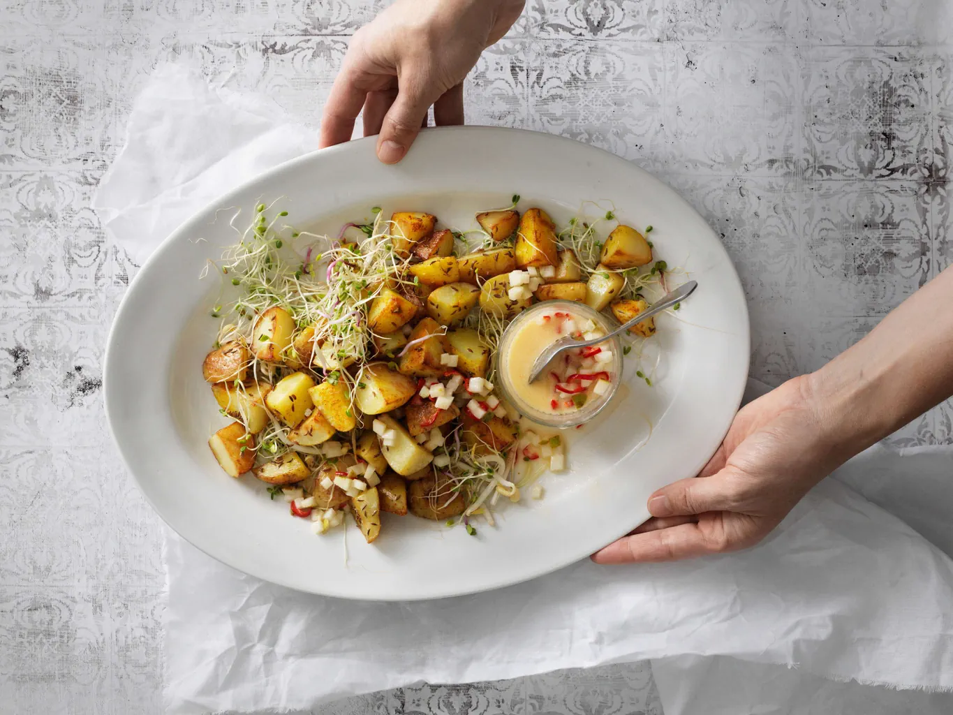 Pommes risolées mit pikantem Sauerrahm-Dressing