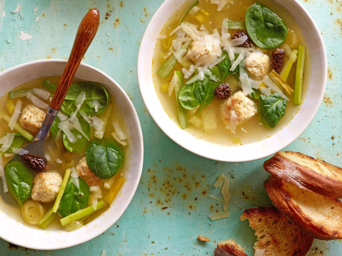 Frühlingsminestrone mit Poulet-Bällchen