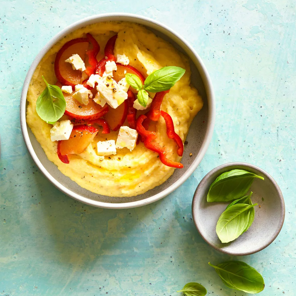 Bowl di polenta con topping di peperoni