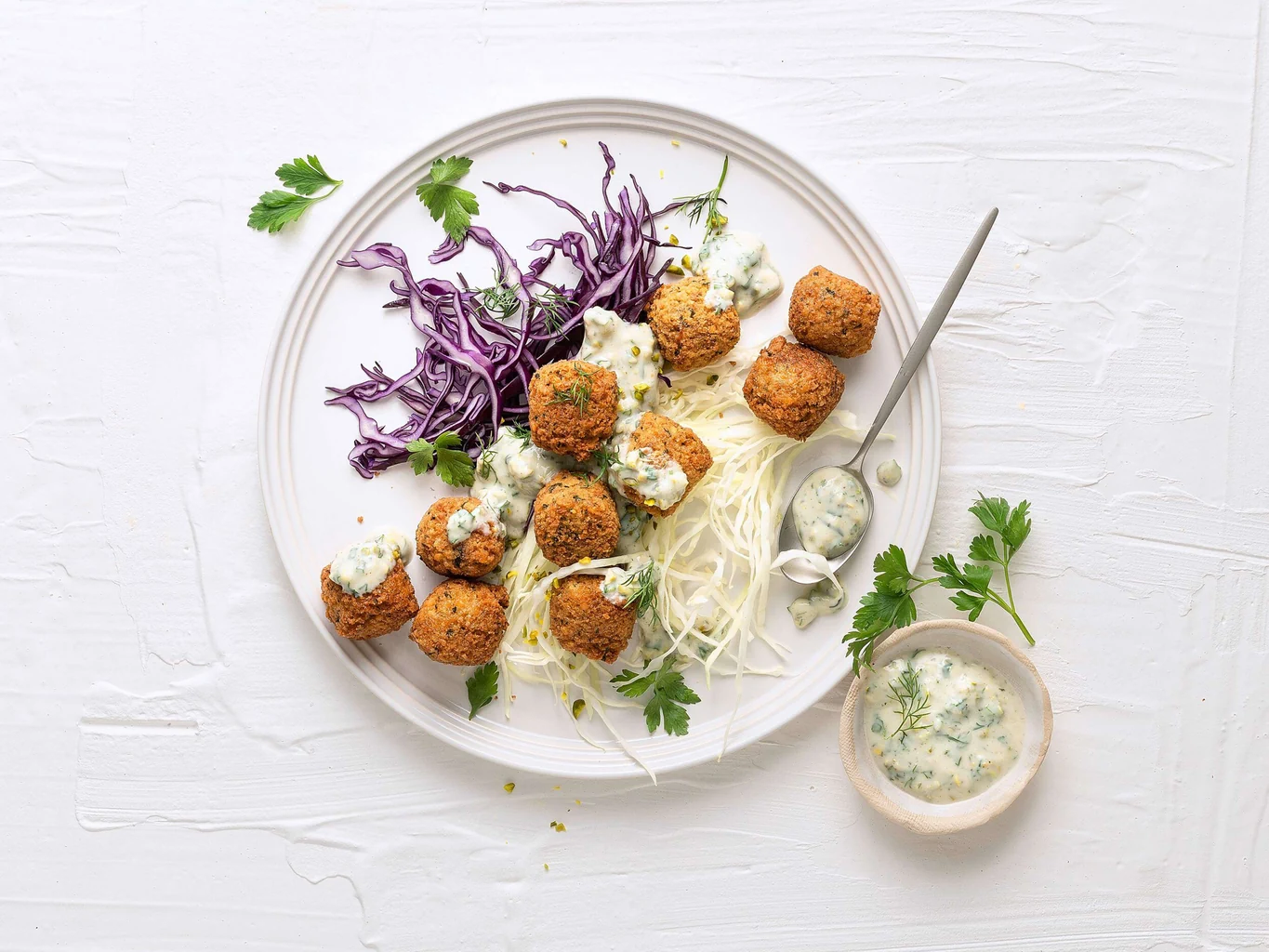 Salade de chou avec falafels végans