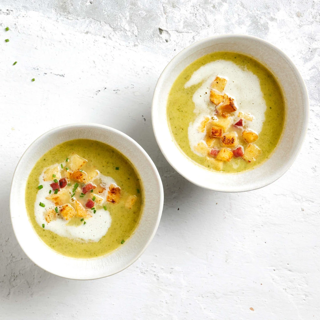 Bouillon de fondue chinoise avec croûtons et lardons