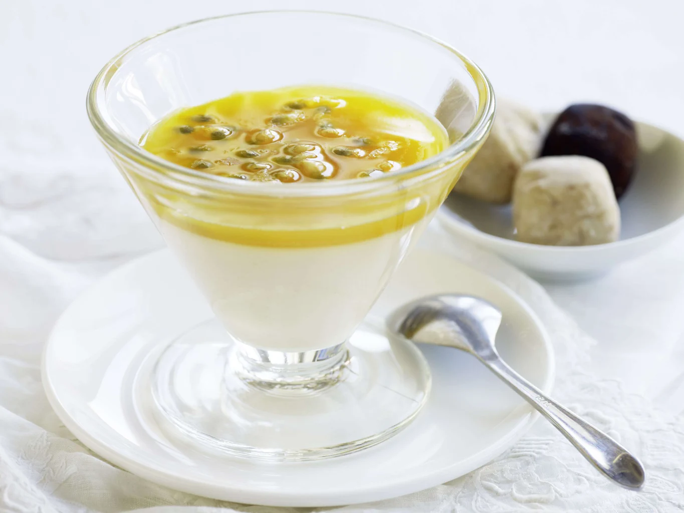 Quitten-Panna-Cotta mit Passionsfruchtsauce