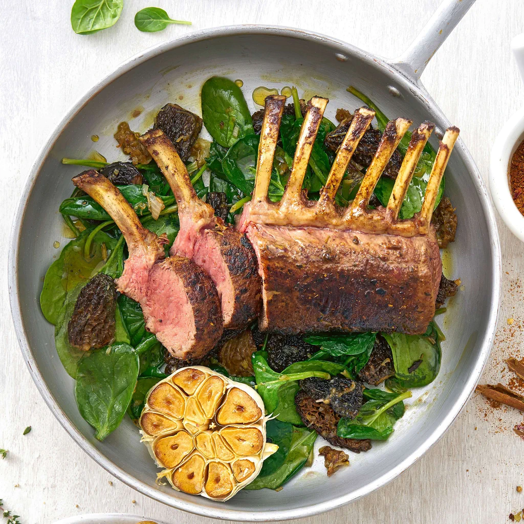 Carré d'agnello con spugnole e spinaci