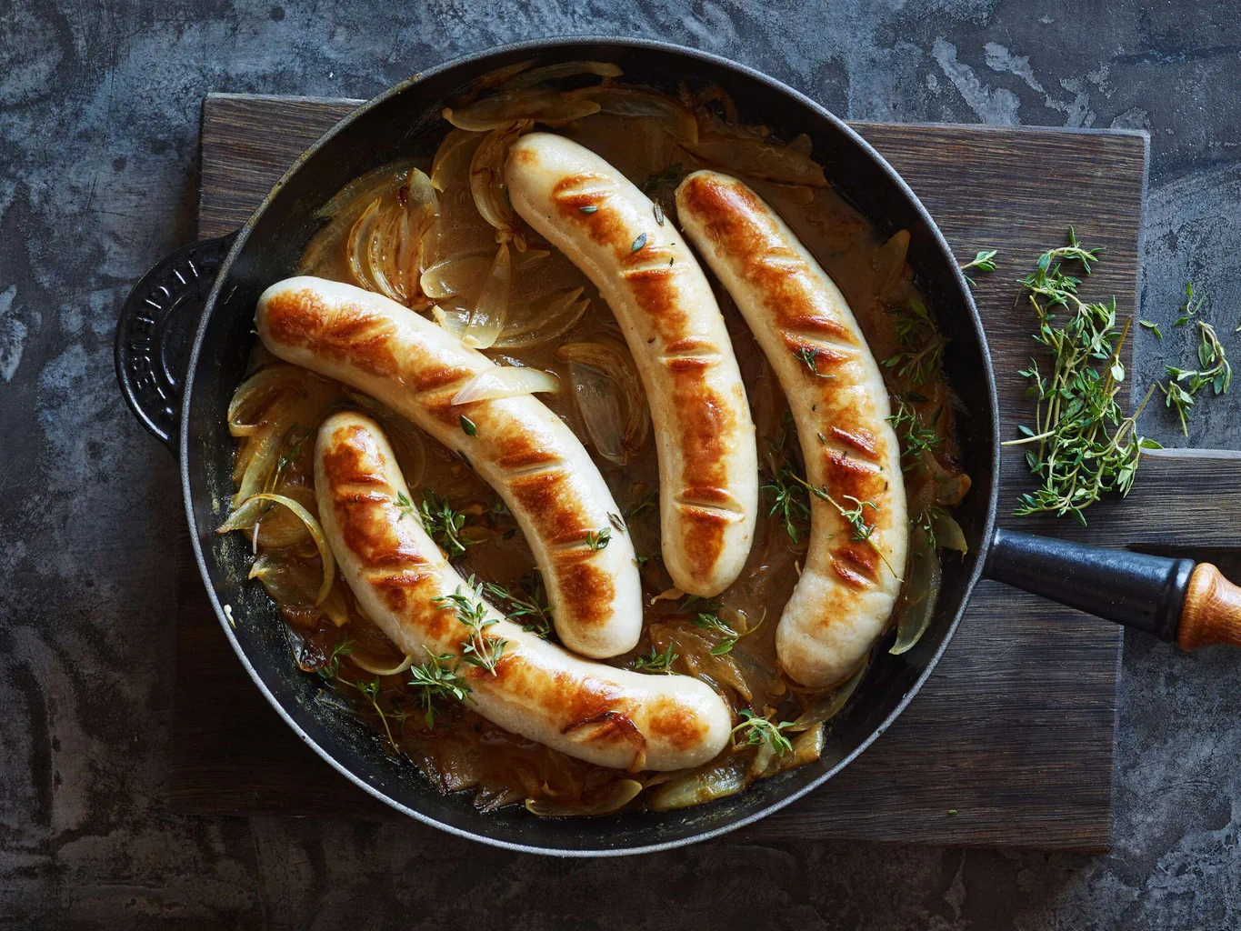Bratwurst mit Zwiebelsauce