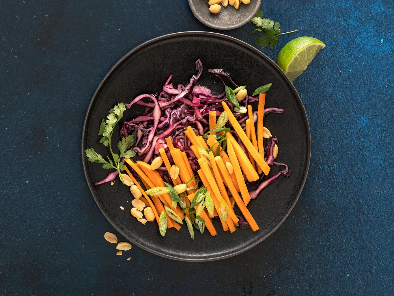 Salade de courge et de chou rouge aux cacahouètes