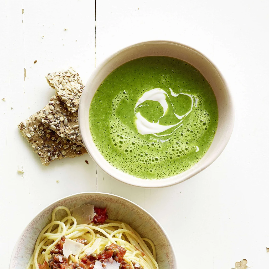 Spinatsuppe mit Knäckebrot