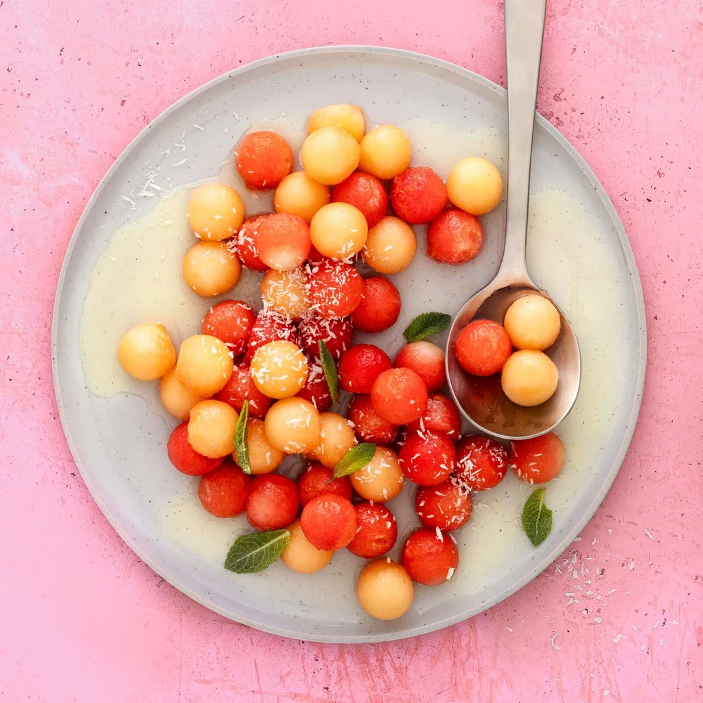 Billes de melon et de pastèque au sirop de concombre 
