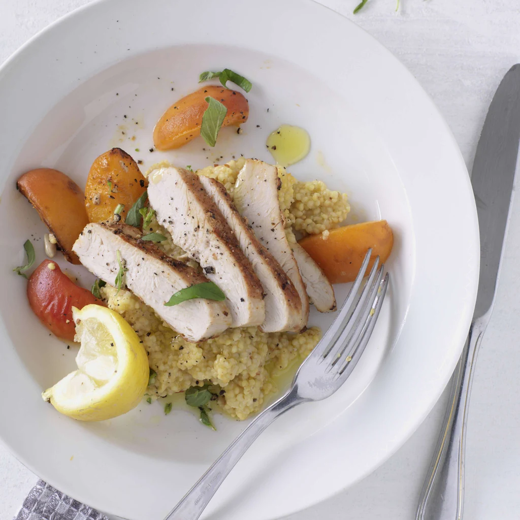 Poulet auf Hirse mit gebratenen Aprikosen