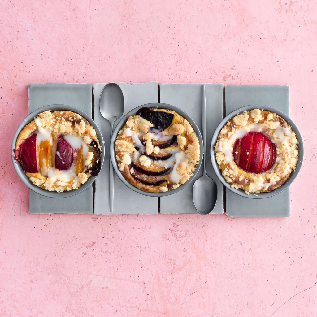 Tartellette di crema alla vaniglia con susine e crumble