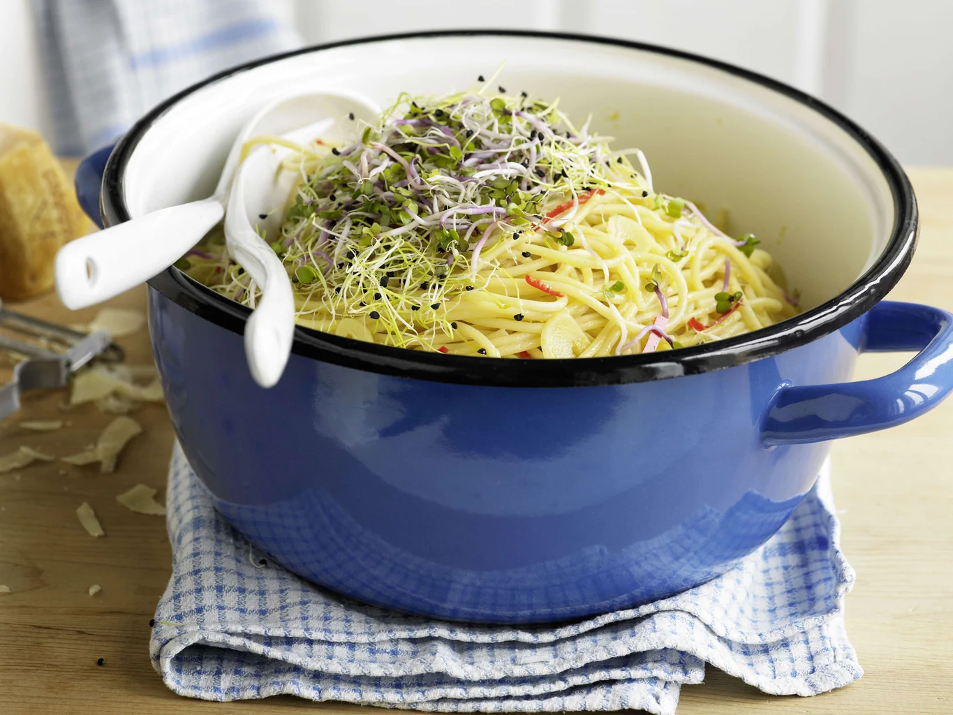 Spaghettoni ai germogli e al limone