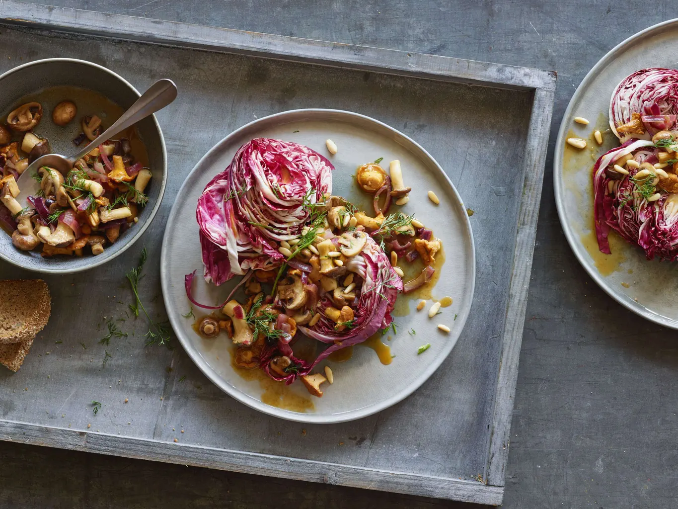 Salade de champignons avec chicorée rouge et pain complet