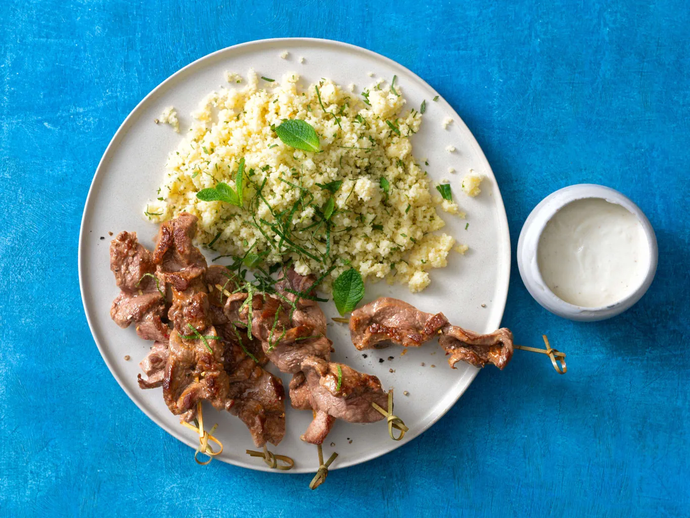 Couscous mit Lammhuft-Spiessli und Joghurtsauce
