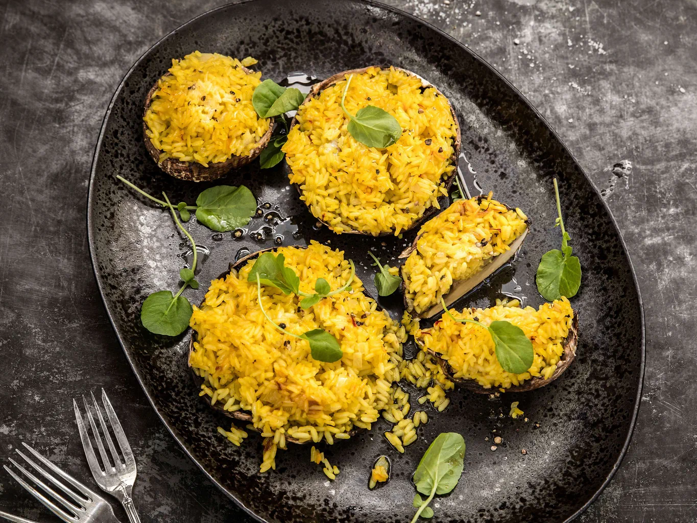 Portobellos gefüllt mit Safranreis