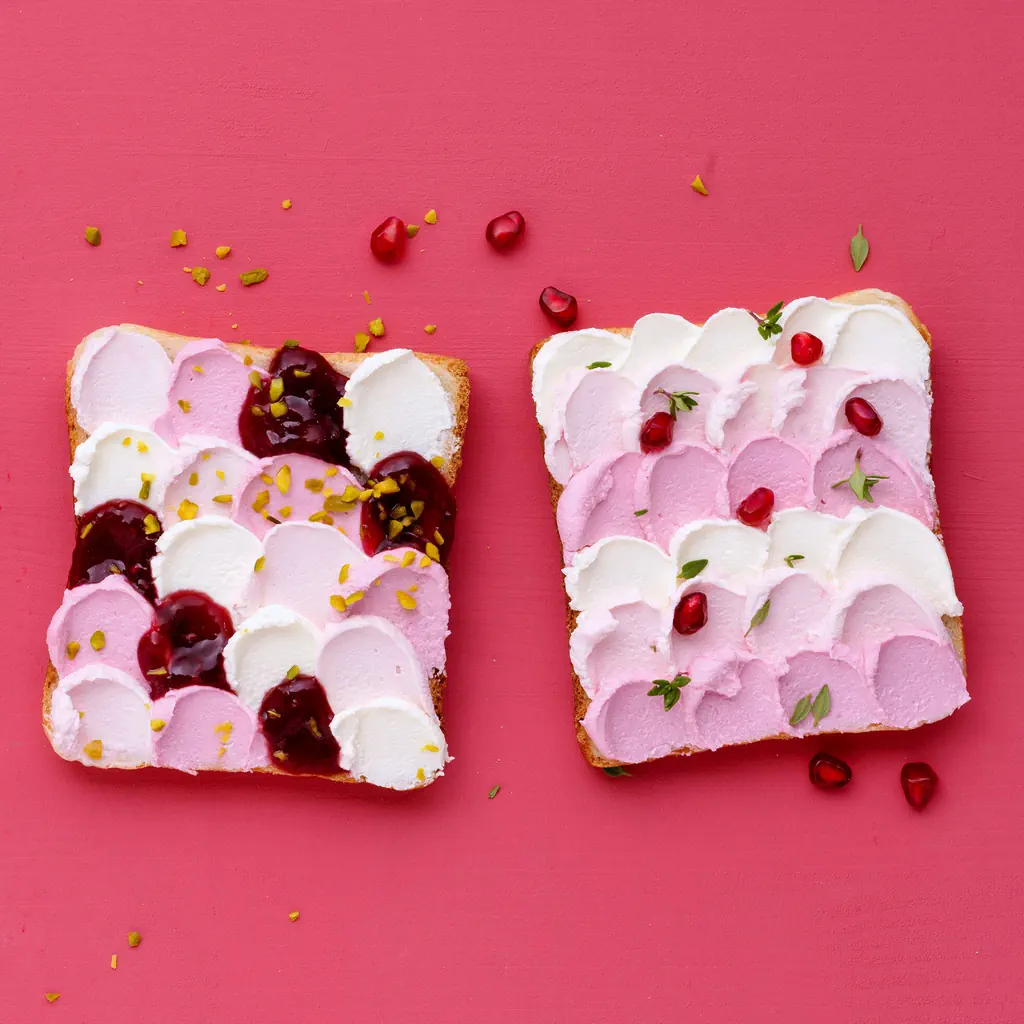 Rosa Frischkäse-Toast