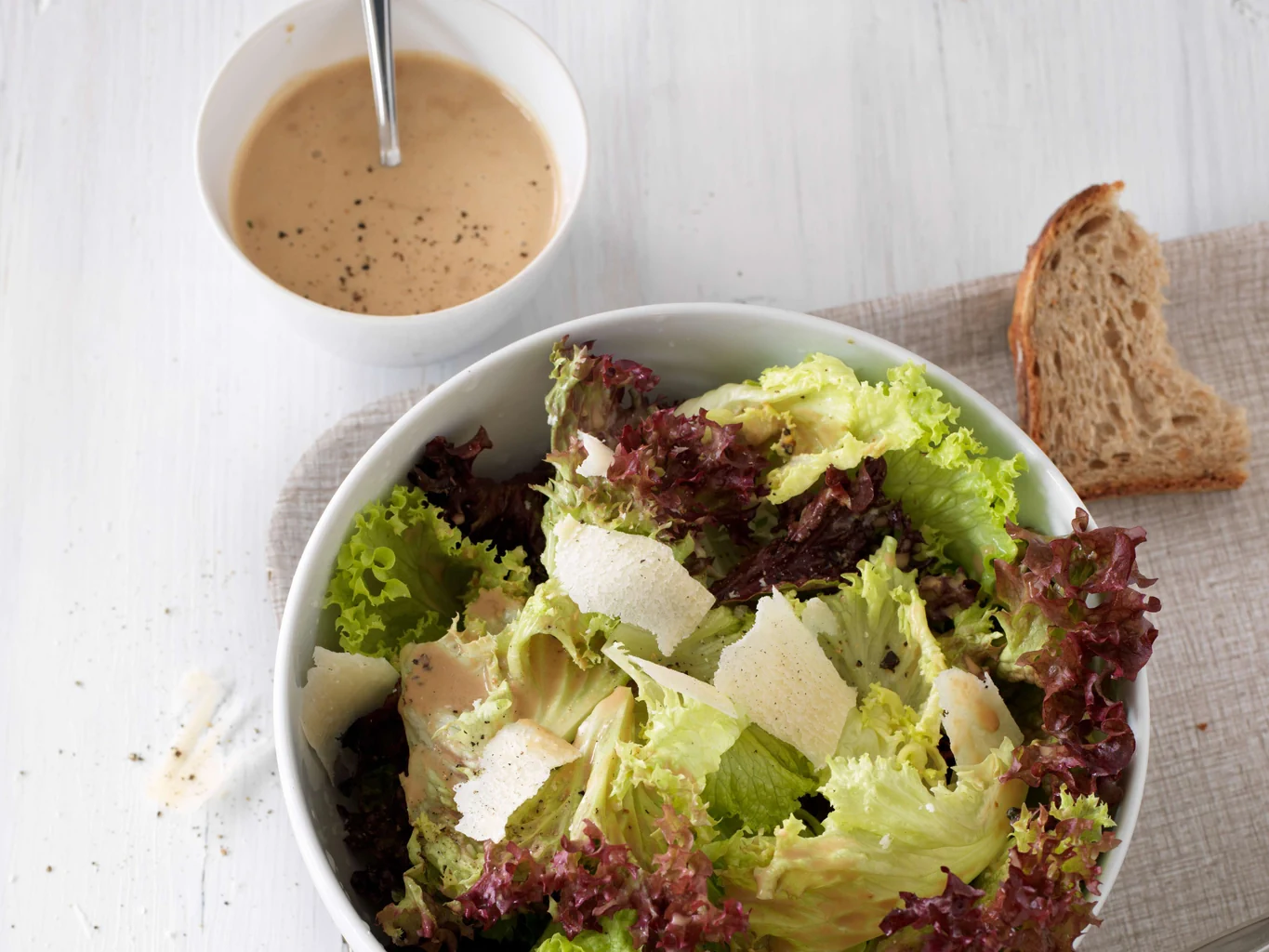 Salade de lollo avec vinaigrette au parmesan